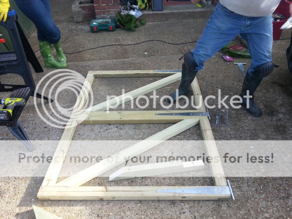 Project Building a Side Gate www.ultimatehandyman.co.uk